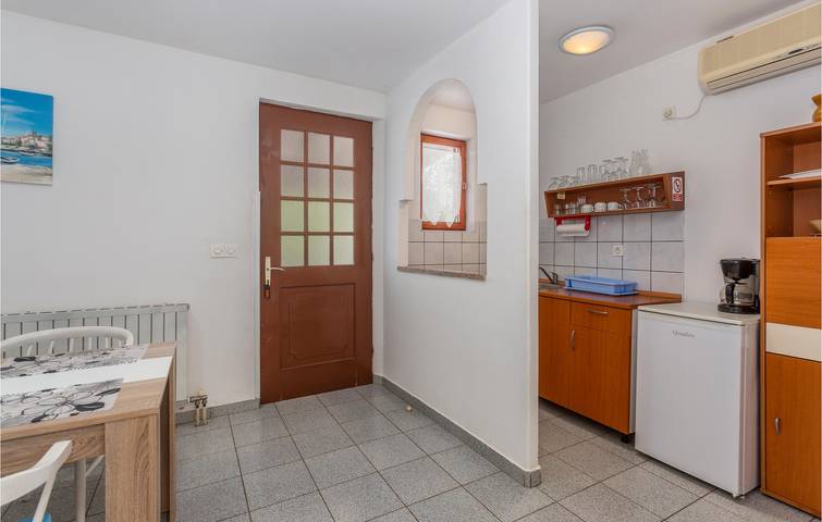 Ganze Ferienwohnung, Wohnung mit schöner Aussicht, WLAN und Terrasse, 1,5 km vom FKK-Strand entfernt in Njivice, Krk