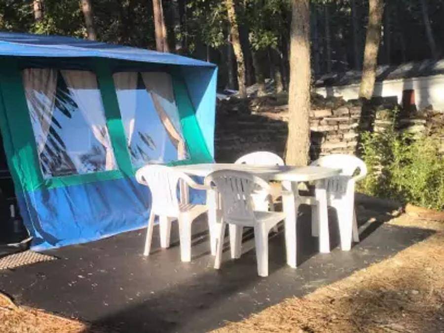 Camping La Vallée Heureuse Pausado - Tente 5 personnes - Tente Navajo 4 Pièces 6 Personnes (4 adultes + 2 enfants) Sans Sanitaire in Orgone, Région d'Arles