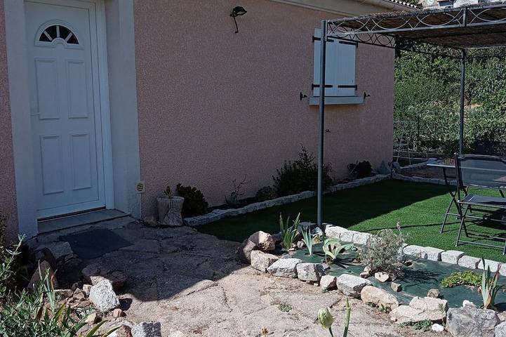 Location de vacances pour 4 personnes, avec terrasse et jardin à Olivese