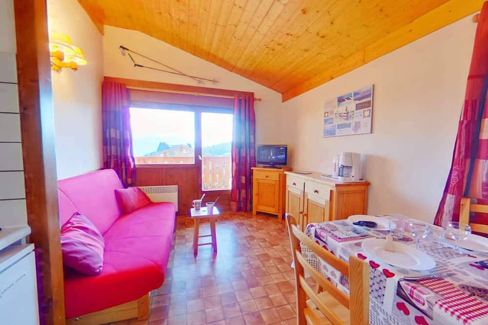 Entire apartment, Cozy 2-Room Apartment for 6 in Les Saisies - Balcony, Ski Access, Scenic Views in Les Saisies, Albertville region