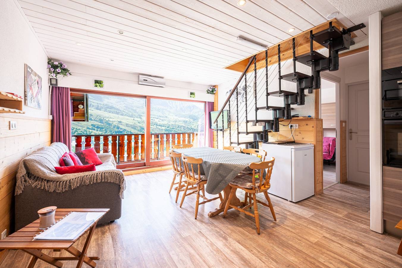 Appartement entier, Appartement "Schnoucky" avec vue sur les montagnes, balcon et Wi-Fi in Col du Mollard, Albiez-Montrond
