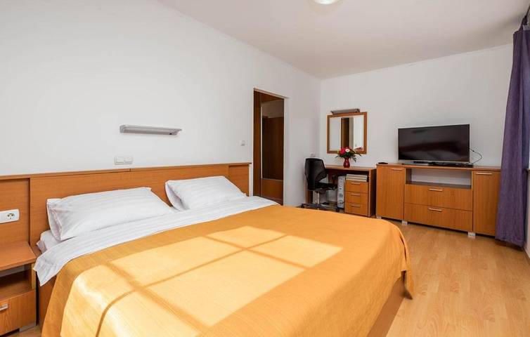 Villa für 12 Personen, mit Whirlpool und Sauna sowie Pool und Balkon auf Rab - 3
