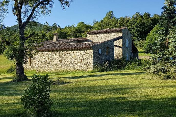 Cottage pour 15 personnes, avec terrasse et jardin, animaux acceptés à Bézaudun-sur-Bîne