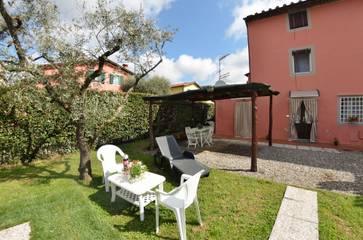 Vacation Rental for 6 Guests in Lucca, Colline Lucchesi, Picture 4