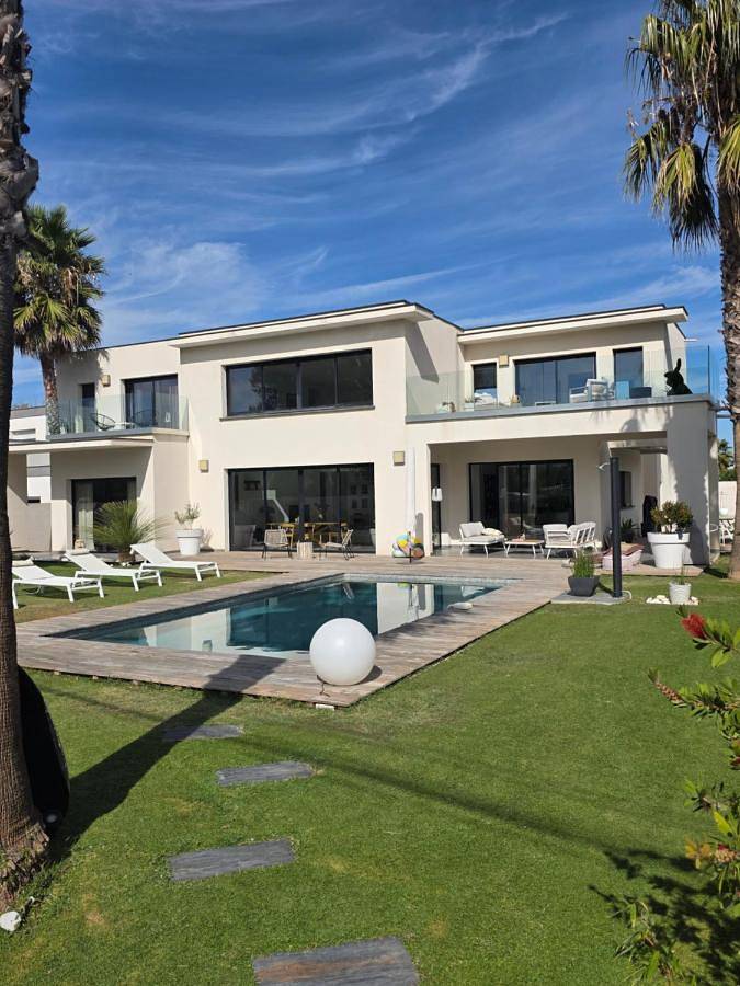 Location de vacances pour 8 personnes, avec vue ainsi que piscine et jardin dans Palais des Congres le Cap d'Agde