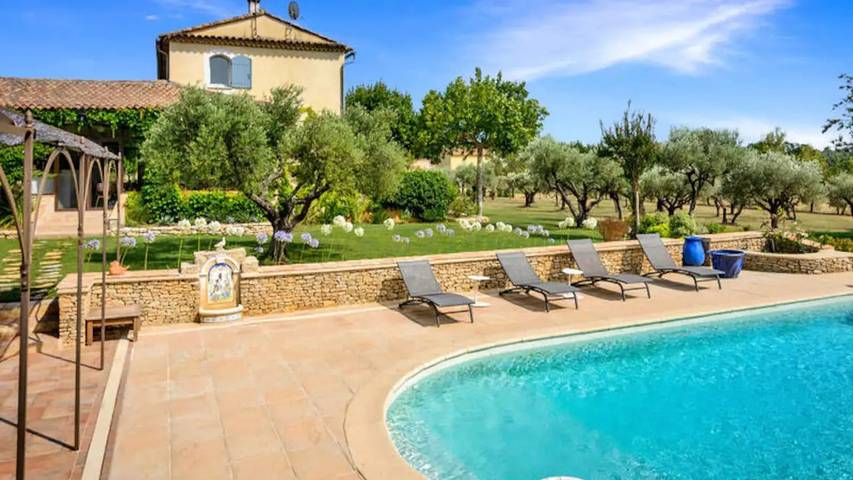 Gîte pour 3 personnes, avec Terrasse ainsi que Jardin et Piscine à Lourmarin - 3
