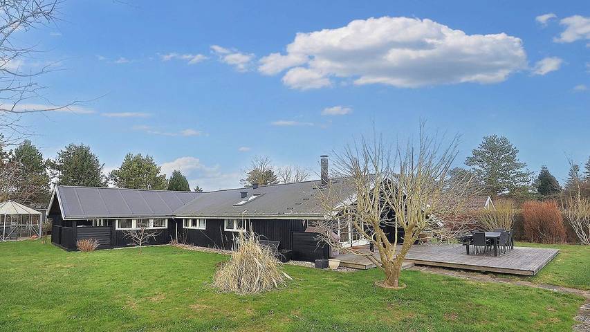 Ferieudlejning for 10 personer, med have i Præstø