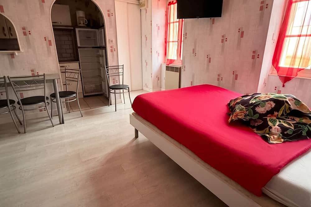 Entire apartment, Homerez - Studio in Néris-les-Bains in Néris-les-Bains, Montluçon region