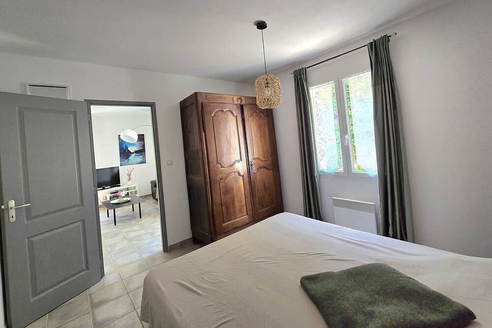 Villa avec piscine a débordement. in Entrechaux, Parc naturel régional du Mont-Ventoux