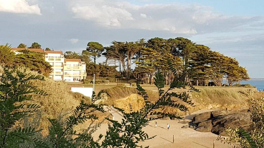 Gîte pour 4 personnes, avec Terrasse ainsi que Jardin et Vue dans Plage de La Birochère