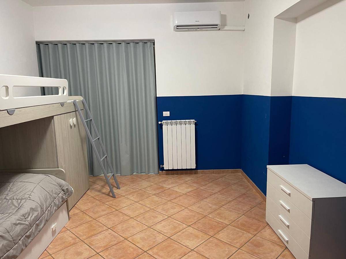 Villa Lidia & Attico degli artisti, free pets , giardino recintato e attrezzato in Scauri, Provincia di Latina