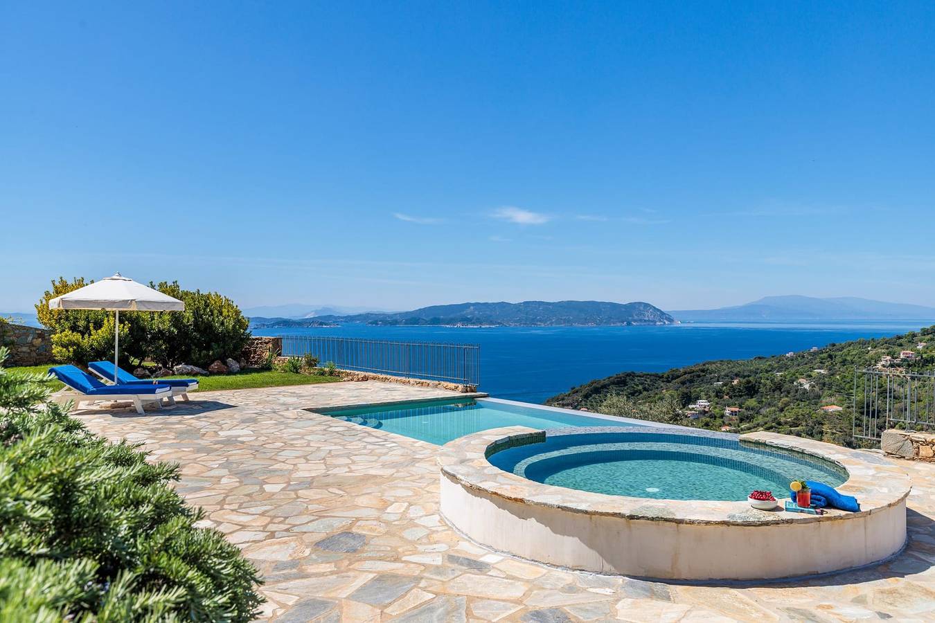 Villa Alverionis, Divine Sea Views, Private Infinity Pool, Spacious Furnished Terrace, Skopelos in Sporades