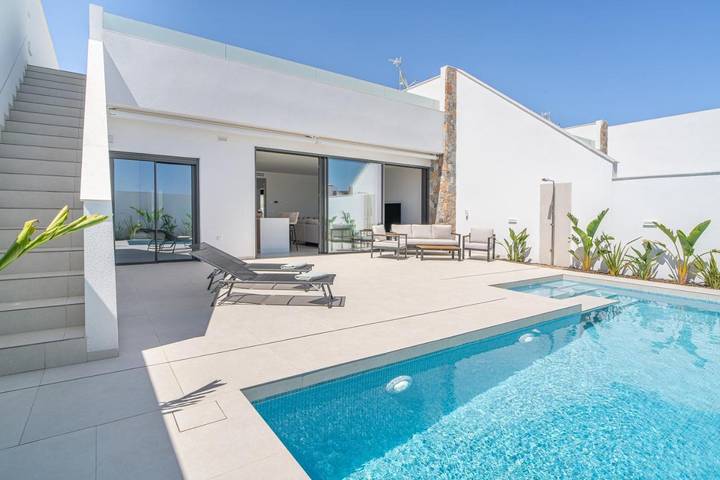 Chalet para 10 personas, con vistas además de jardín y piscina, Se admiten mascotas en Los Alcázares