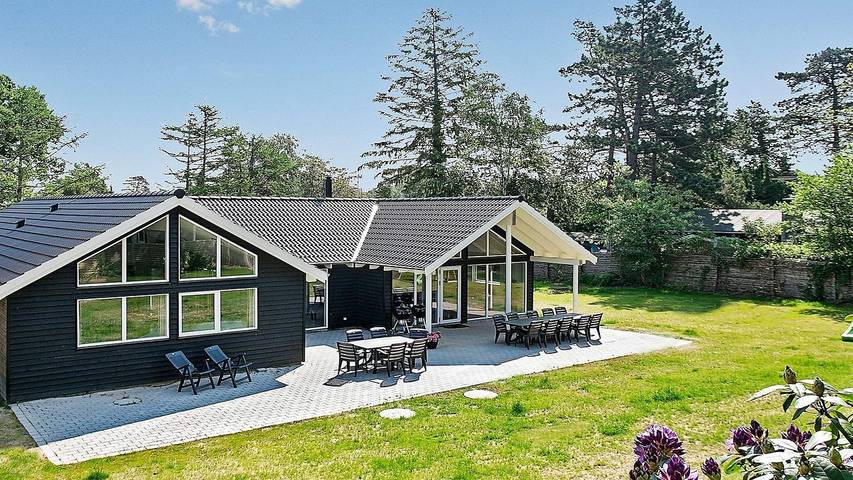 Ferieudlejning for 18 personer, med pool og terrasse såvel som jacuzzi og sauna i Liseleje