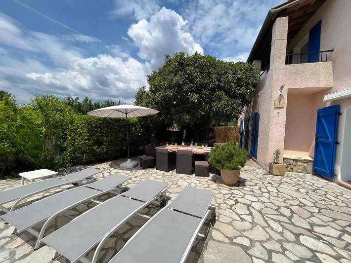 Location de vacances pour 6 personnes, avec vue ainsi que piscine et terrasse, animaux acceptés à Carcès - 3