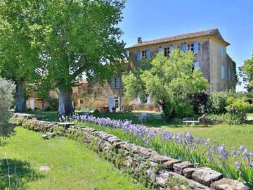 Location de vacances pour 2 personnes, avec jardin ainsi que vue et piscine, adapté aux familles à Lauris