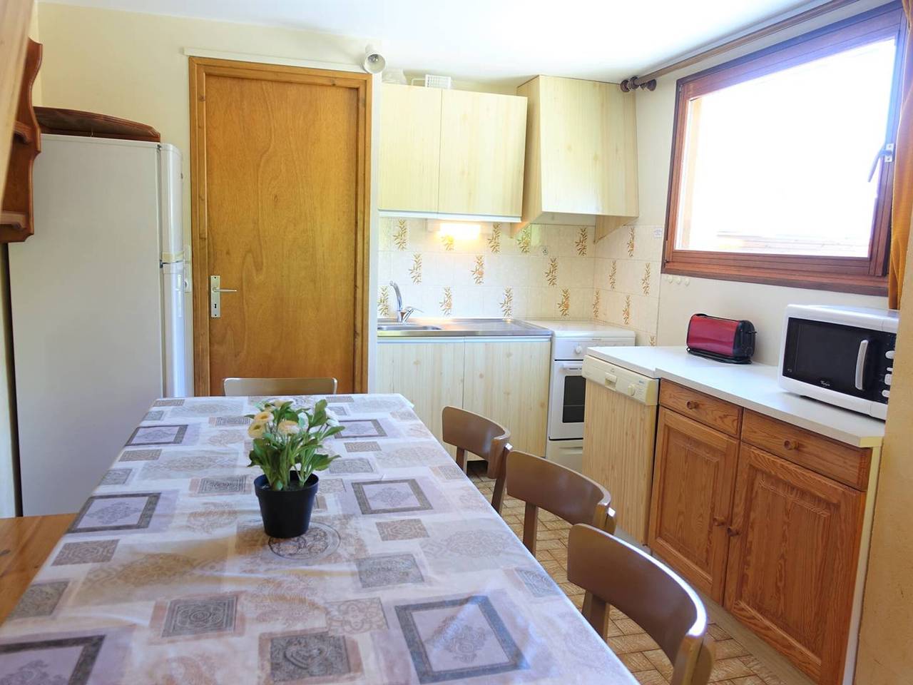 Entire apartment, Large family apartment at the foot of the slopes for 8 people in Arêches, Beaufort (Rhône-Alpes)