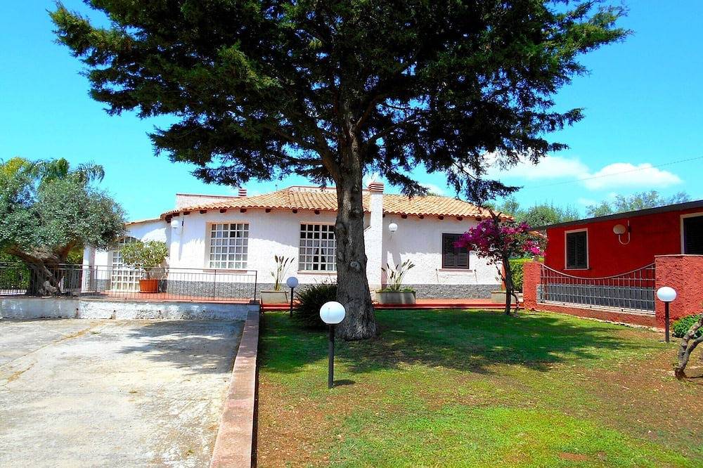 Villa spaziosa con ampia veranda in Solarino, Siracusa e dintorni