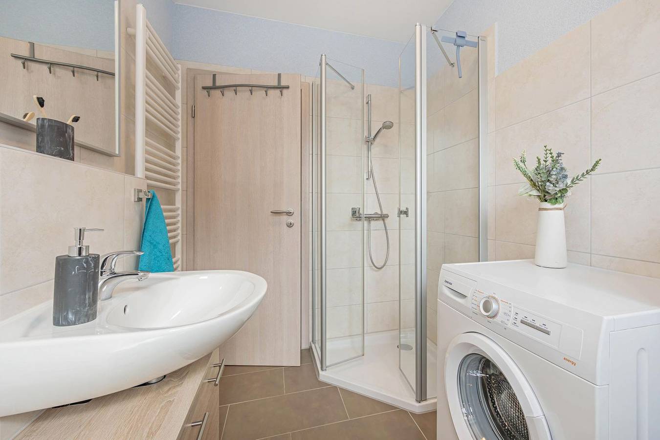 Appartement entier, Moderne Ferienwohnung mit Terrasse – 750 m vom Ostseestrand entfernt in Koserow, Bernsteinbäder