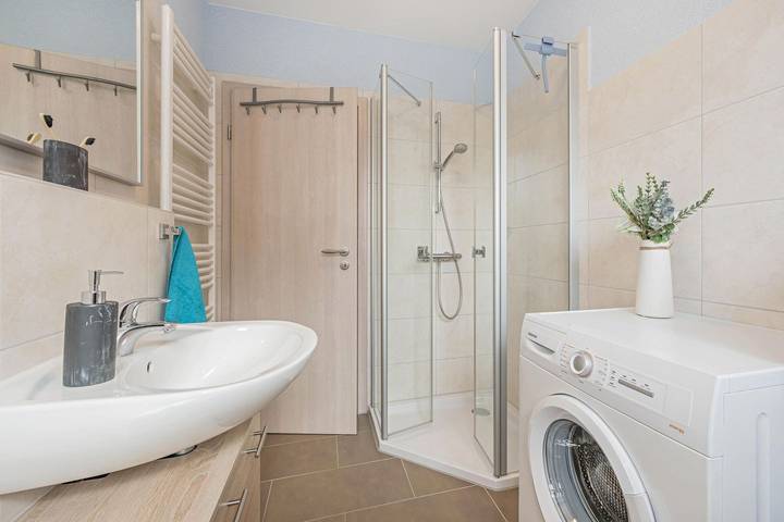 Ganze Wohnung, Moderne Ferienwohnung mit Terrasse – 750 m vom Ostseestrand entfernt in Koserow, Bernsteinbäder