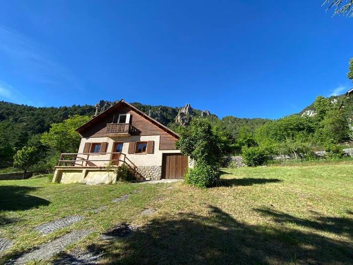 Gîte pour 4 personnes, avec Balcon et Terrasse ainsi que Jardin et Vue à Guillaumes