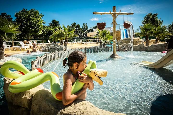 Camping pour 4 personnes, avec piscine et terrasse