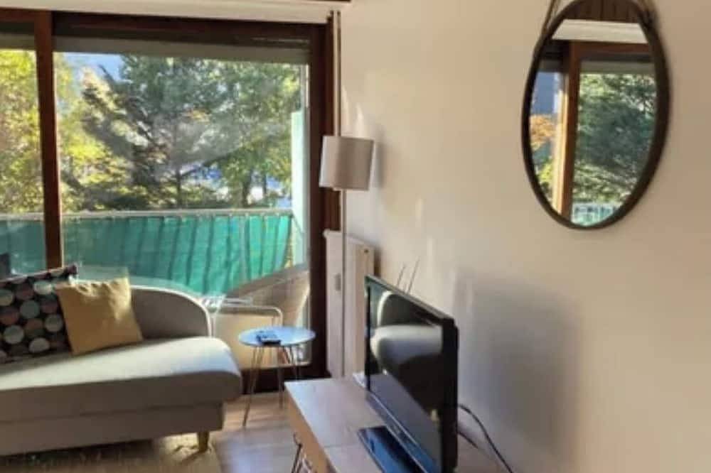 Entire apartment, Studio lumineux avec terrasse à deux pas de Genève in Gaillard, Saint-Julien-en-Genevois region