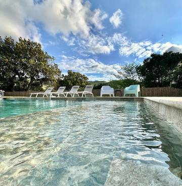 Cottage pour 10 personnes, avec jardin ainsi que piscine et vue à Monze (homonymie)