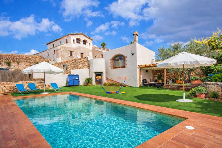 Casa rural para 18 personas, con jardín en Bajo Penedés