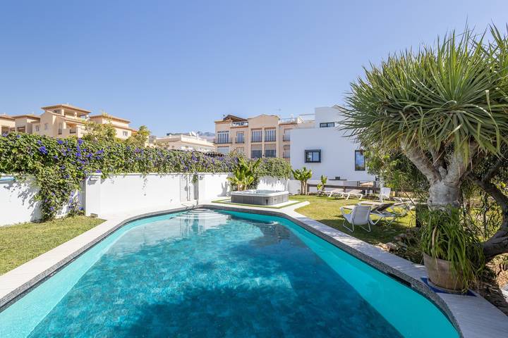 Entire apartment, Apartment San Jose with Sea View, Pool, Wi-Fi & Garden in Playa Carabeo, Nerja
