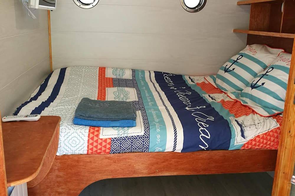 Sleep on a comfortable heritage boat in Côte des Mégalithes