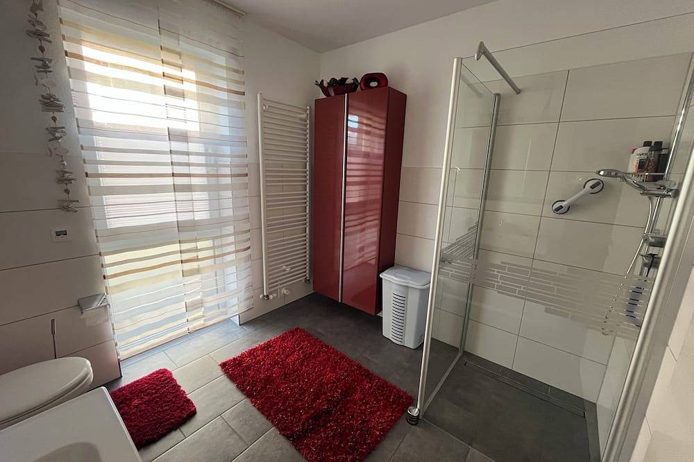 Ganze Wohnung, Moderne helle Ferienwohnung in Bad Zwischenahn - direkt am Zwischenahner Meer in Rostrup, Bad Zwischenahn