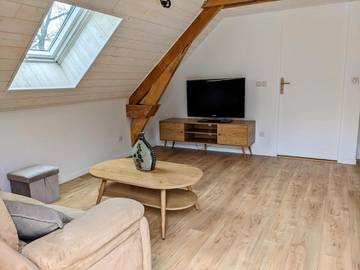 Gîte pour 4 personnes, avec vue ainsi que piscine et terrasse à Cuzance