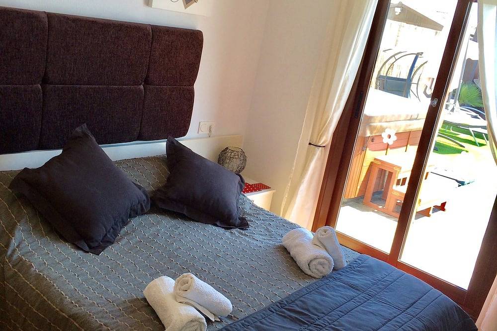 3 Bed Villa Stunning Private Pool, Hot Tub And Private Gated Community in Playas de Vera, Vera