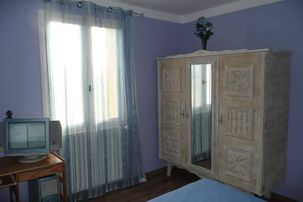 Villa Gour Du Peyrol,  Chambres d'hôtes, Bed & Breakfast, appartement in Buisson, Vaucluse