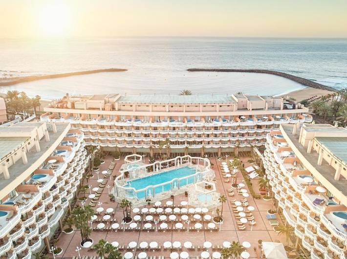 Hôtel pour 2 personnes, avec piscine et jacuzzi ainsi que terrasse et bassin pour enfant