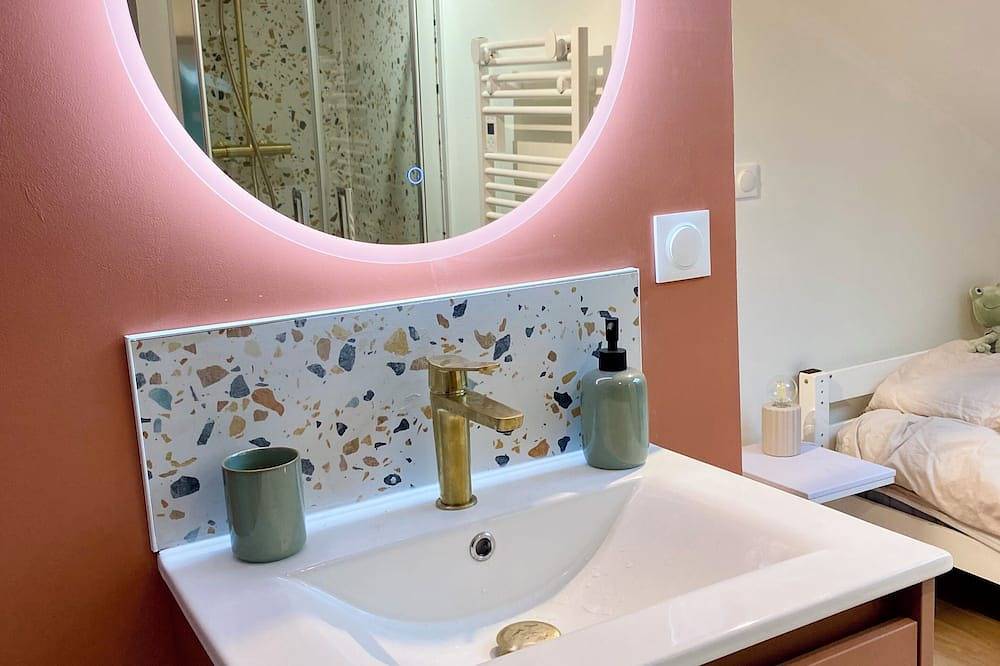 Apartamento entero, Charming new studio under the roof - center Montbazon in Montbazon, Región de Tours