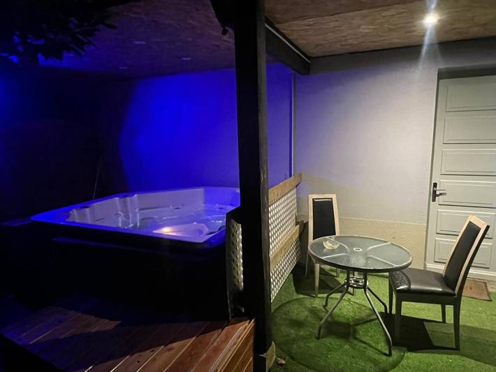 Location de vacances pour 4 personnes, avec Jacuzzi et Terrasse ainsi que Jardin et Piscine dans Belmont (Jura)