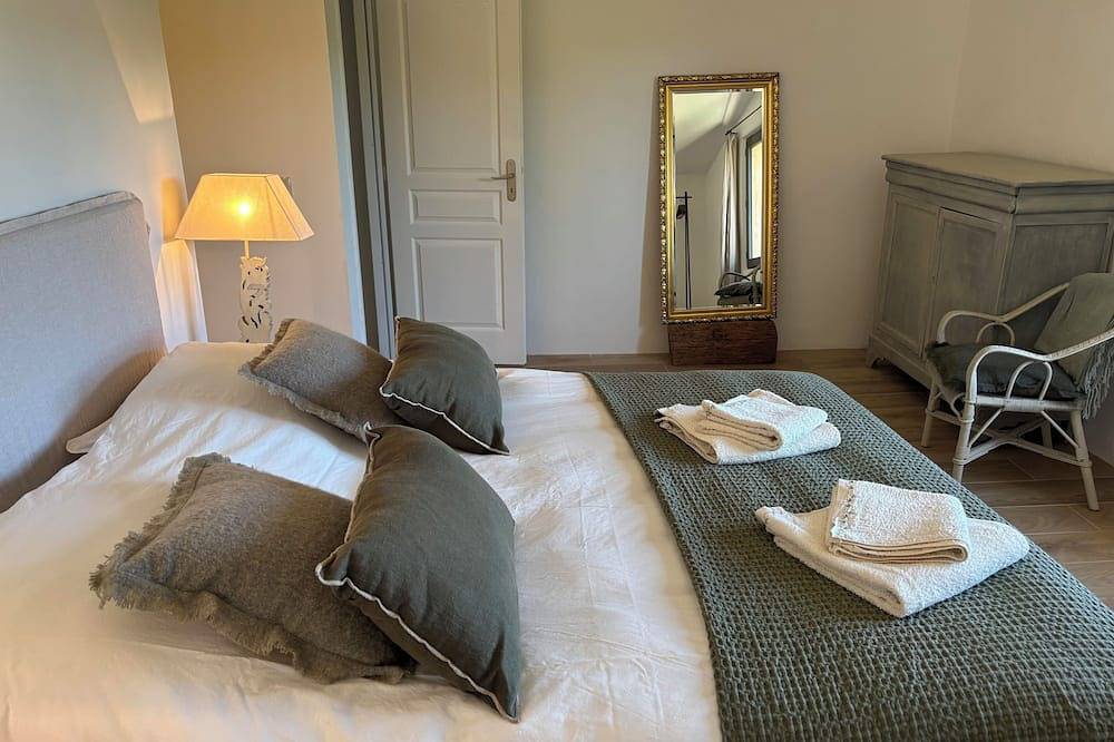 Lovely Luberon village house, very comfortable, fully renovated in Rustrel, Regionaler Naturpark Luberon