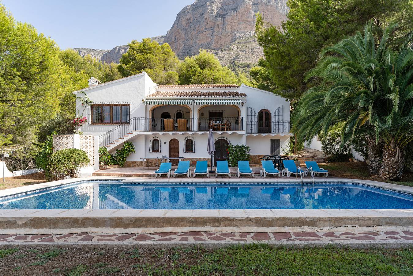 Villa 'Rosa' with Private Pool, Shared Terrace and Wi-Fi in Jávea, Costa Blanca