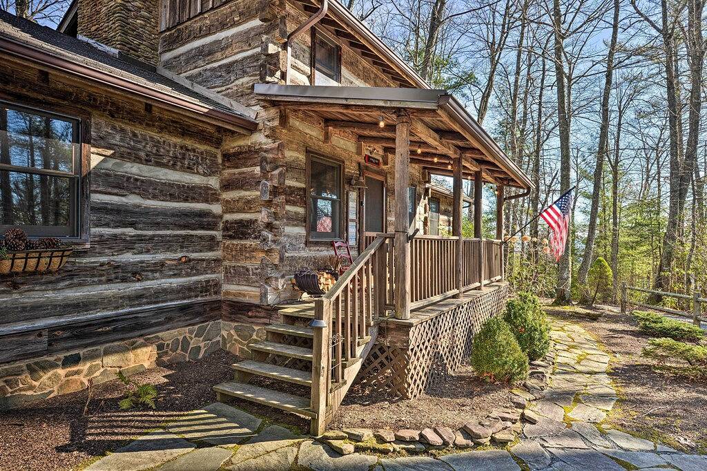 Neu! Rustikale \"Courage Cabin\" mit Blick auf die Berge und den Fluss in Blue Ridge Parkway, Fleetwood
