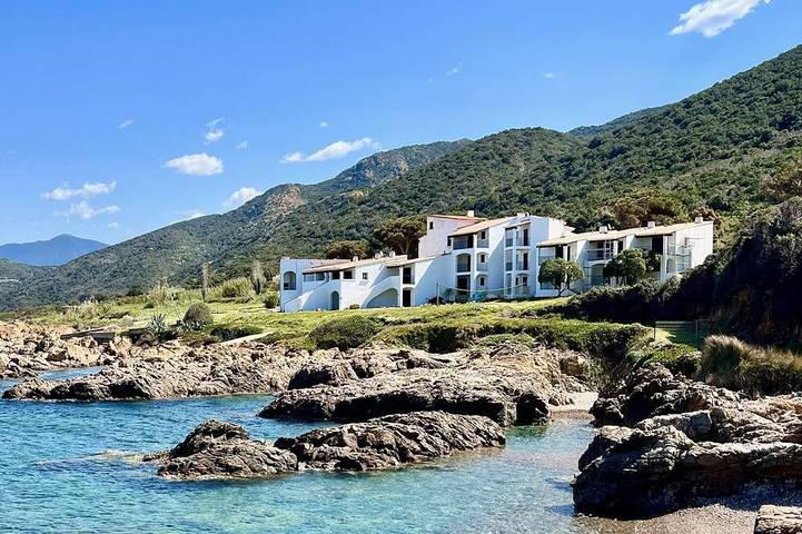 Location de vacances pour 4 personnes, avec piscine ainsi que jardin et balcon à Calcatoggio