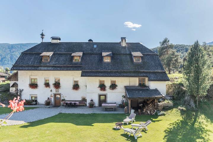 Entire apartment, Oberwieserhof Apartment 3 in South Tyrol with Shared Garden and Wi-Fi in Sonnenburg (Pustertal), St. Lorenzen