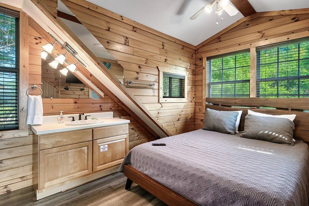 Secluded, renovated, cabin with gorgeous mountain views, firepit, hot tub in Blount County