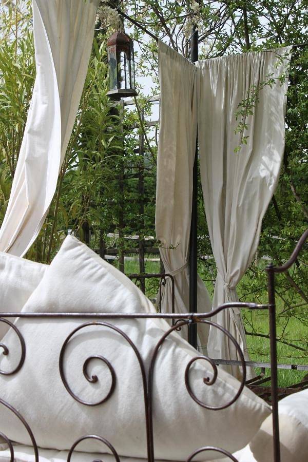 Location de vacances pour 6 personnes, avec vue ainsi que jardin et piscine à Nans-les-Pins - 3