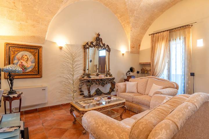 Entire apartment, Apartment 'Dimora La Reggia' with Private Pool, Wi-Fi and Air Conditioning in Mesagne, Salento