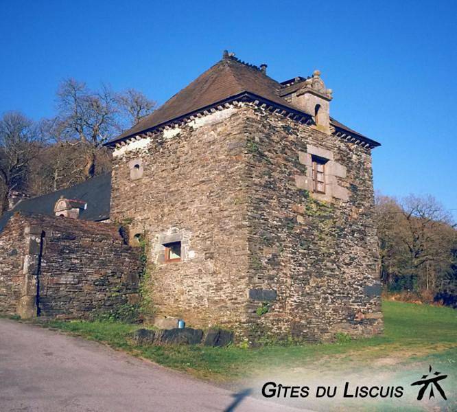 Two-Bedroom House in Bon Repos sur Blavet, Région de Guingamp