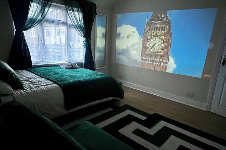 Luxurious Cozy 4-Bedroom Home near Lhr in Municipio de Hounslow, Londres