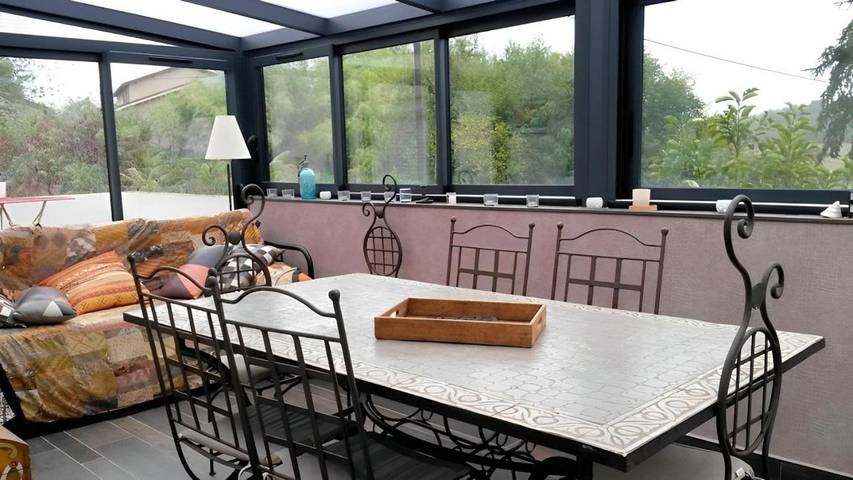 Location de vacances pour 2 personnes, avec jardin ainsi que terrasse et piscine à Craponne - 2