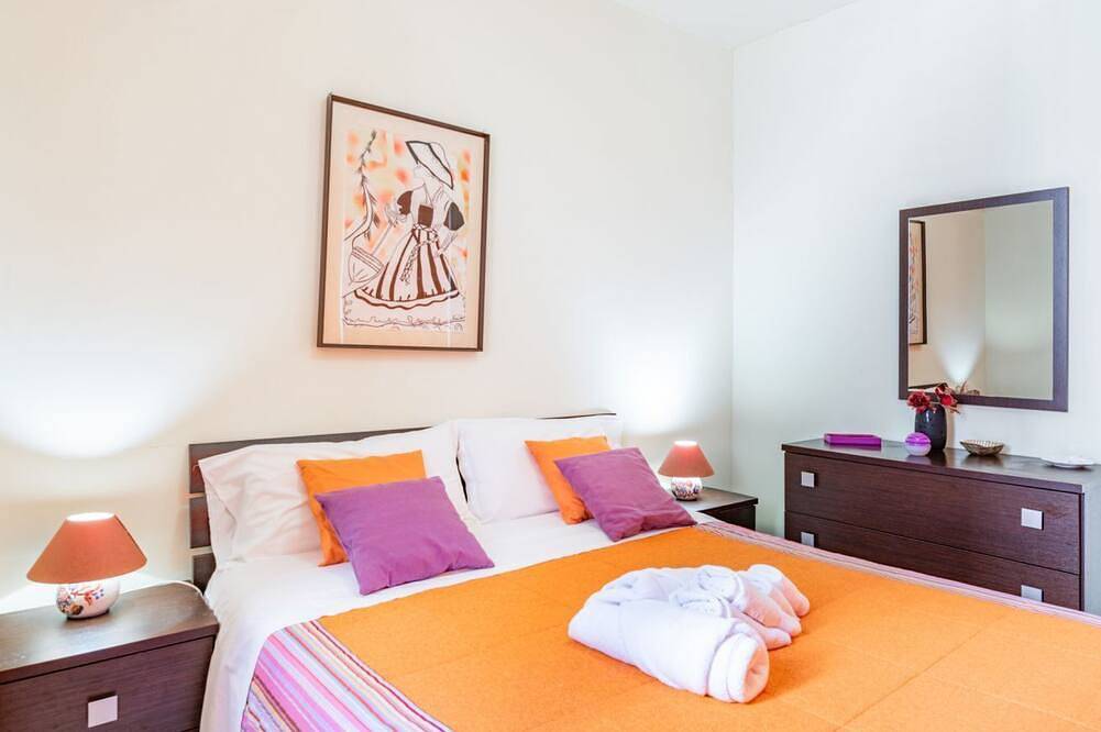 Ganze Wohnung, Guesthost - Cozy apartment of about 70 square meters, able to comfortably accommodate 4 people, located on the raised ground floor (1 step to access it) of a modern building. The property is located in Aci Castello, a seaside village just 10 km from Cata in Aci Castello (Borgo), Aci Castello